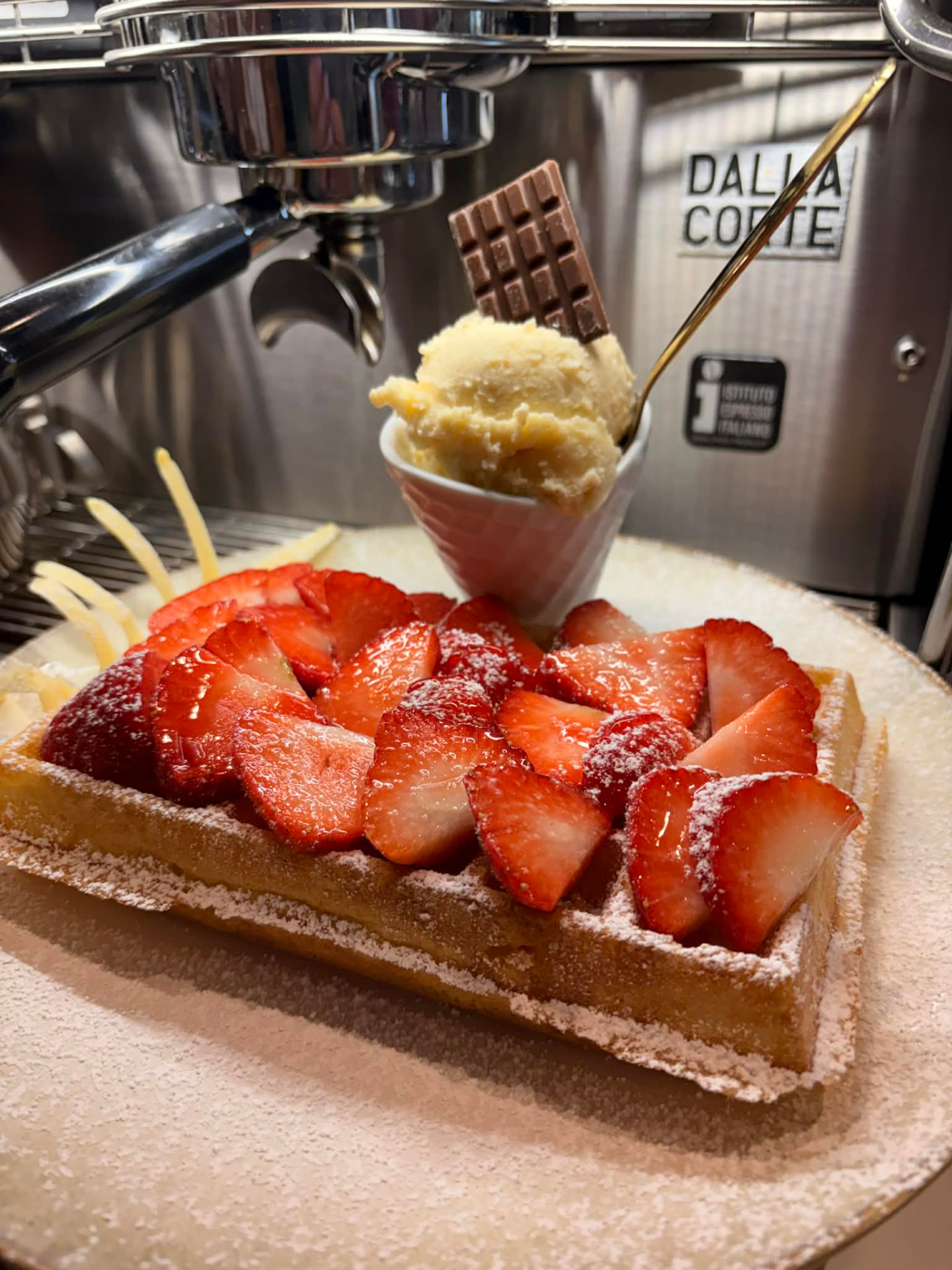 Brusselse wafel met verse aardbeien, poedersuiker en een bolletje ambachtelijk ijs