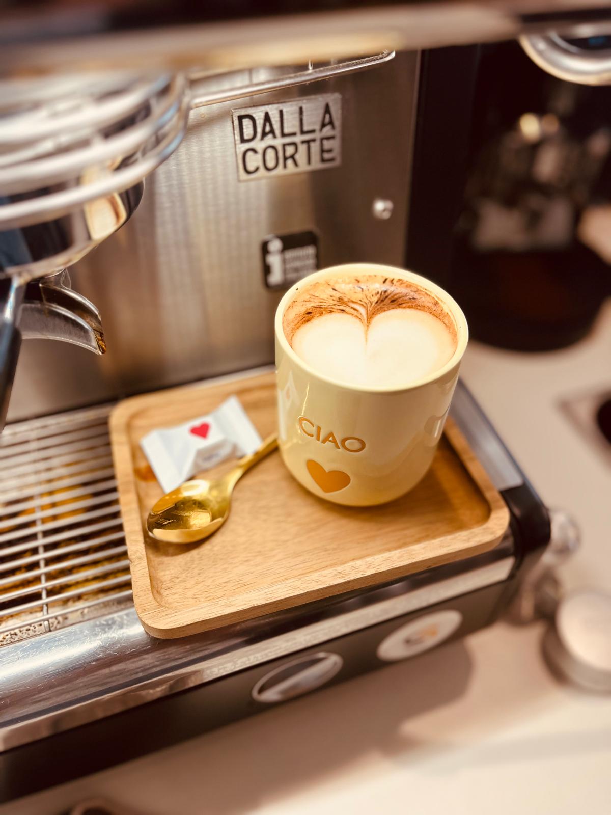 Een cappuccino met een hartje in het melkschuim op onze Dalla Corte-machine
