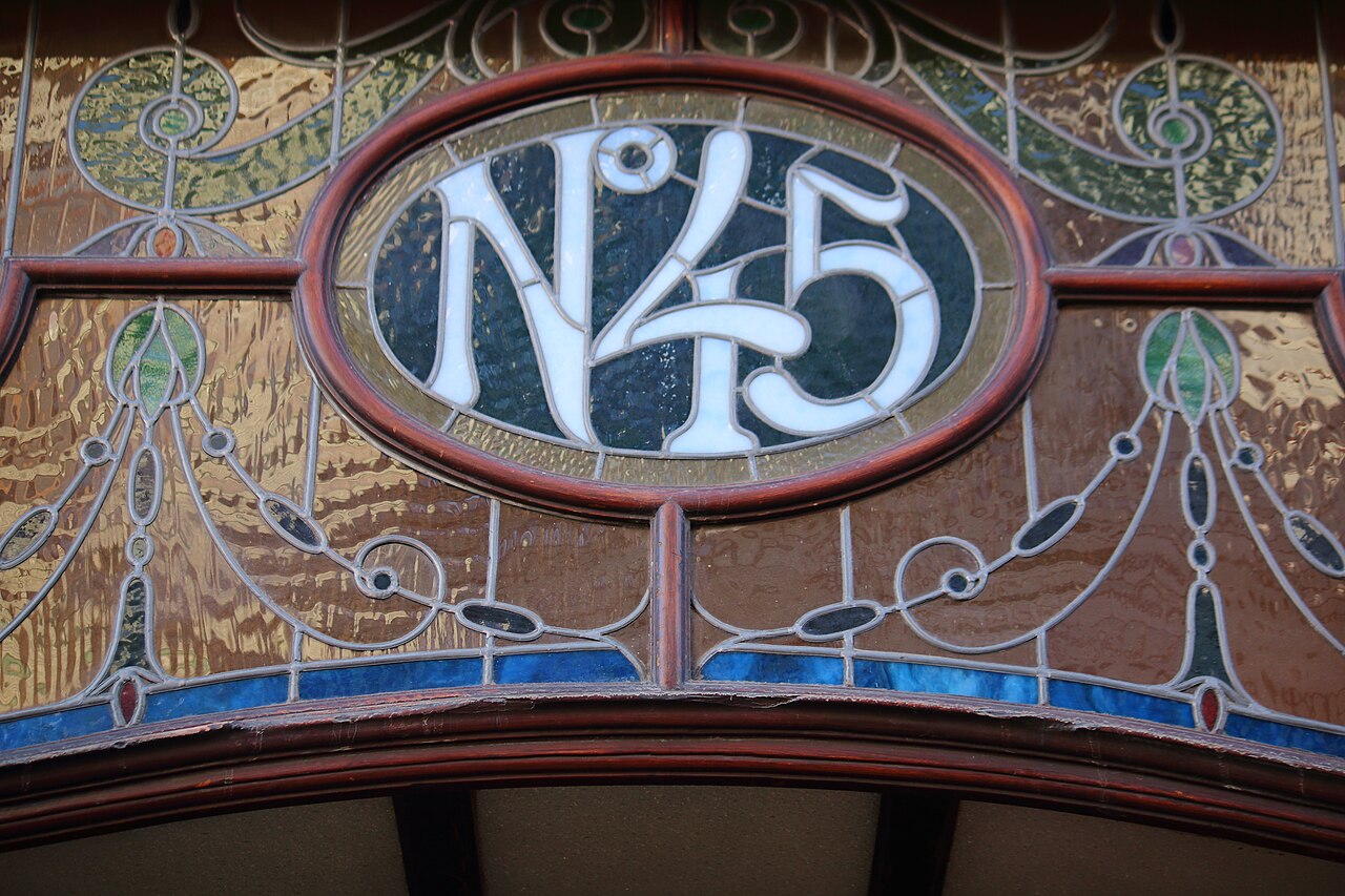 Glas-in-lood in goudtinten met het N° 45 medaillon