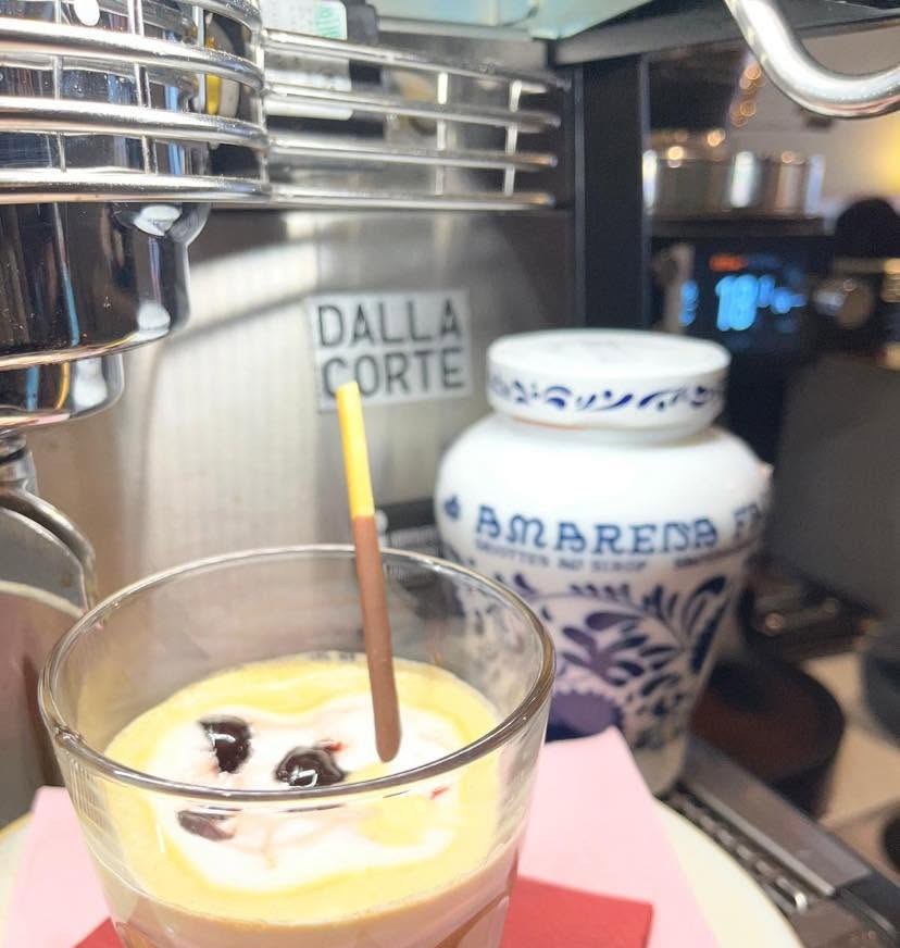 Koffiespecialiteit met amarenakersen, gezet op onze Dalla Corte-machine