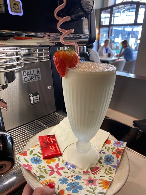 Ambachtelijke milkshake met een verse aardbei en een chocolaatje