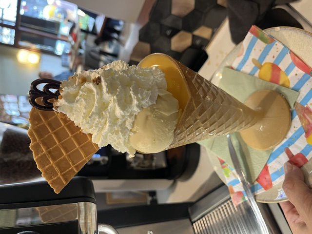 IJscoupe in een hoornglas met slagroom, wafeltje en chocolade
